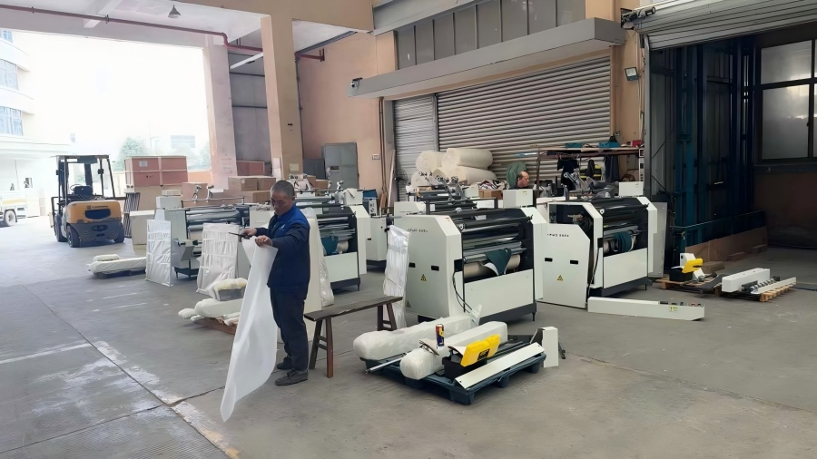 ¡Las nuevas máquinas laminadoras semiautomáticas divididas Star YFMB-950B se están empacando y preparando para su envío a Egipto!