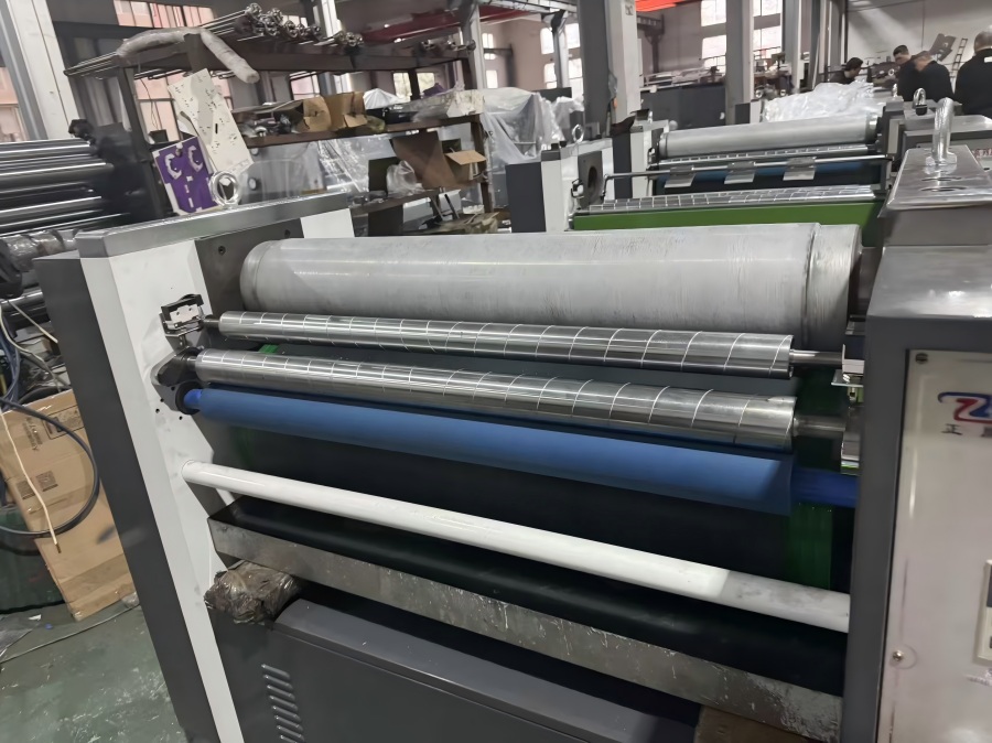 ¡La máquina de estampado de grado industrial YF-920C de NEW STAR en producción!